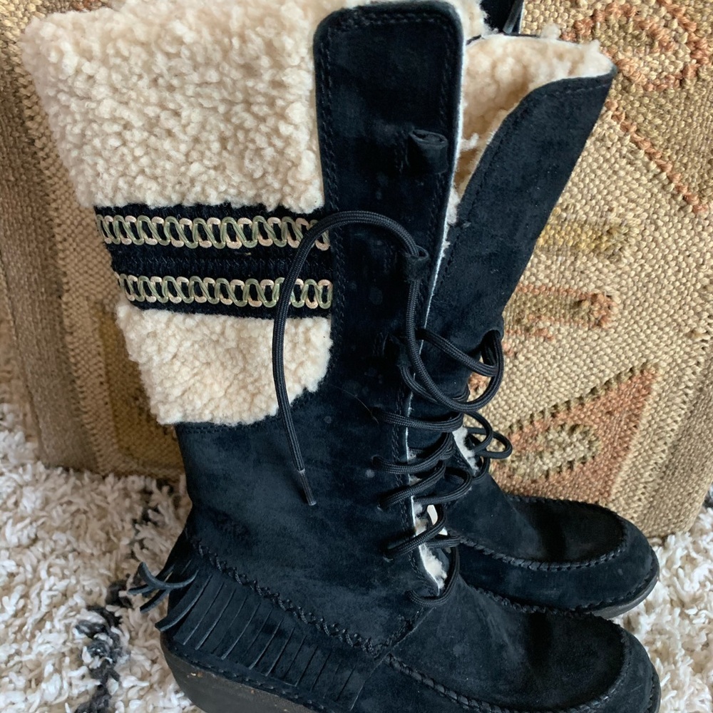 UGGS - Picture 2 of 10